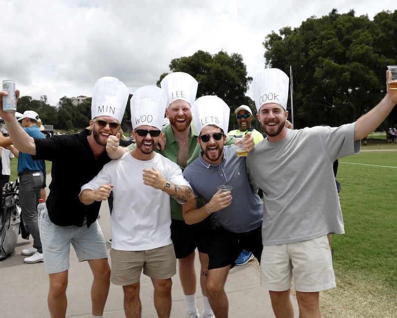 Diese Anhänger feuerten als Köche ihren Liebling Min Woo Lee an. (Bild: Golf Australia)