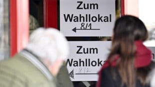 Die Wahlbeteiligung lag bei etwa 70 Prozent.  (Bild: APA/HANS KLAUS TECHT)