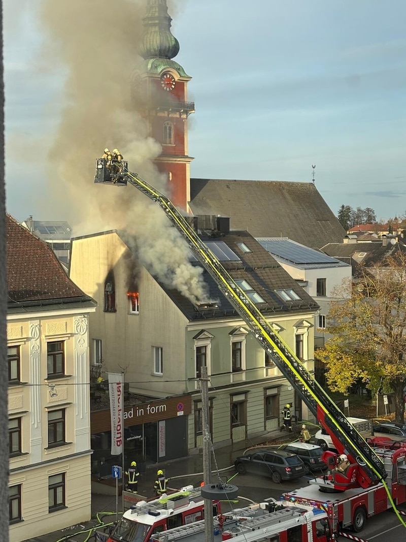 The fire department is deployed with a turntable ladder. (Bild: Werner Kerschbaummayr/Team Fotokerschi/Domsr)