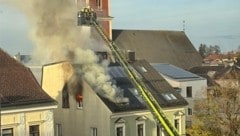 Flammen schlagen aus einem Fenster des Gebäudes. (Bild: Werner Kerschbaummayr/Team Fotokerschi/Domsr)