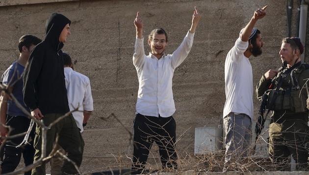 A Jewish settler provokes with a raised middle finger. (Bild: AFP/HAZEM BADER)