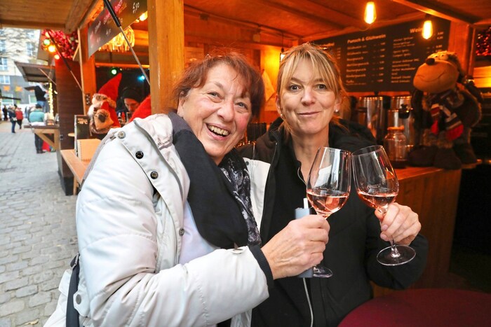 Hermine und Manuela aus Vorarlberg stoßen lieber mit kalten Getränken an.