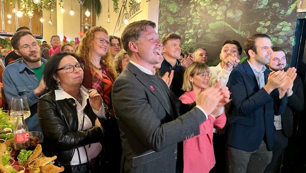 Cheers at the NEOS election party in Graz (Bild: Christoph Hartner)