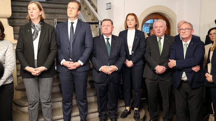Bilder sagen mehr als Worte: Der ÖVP-Regierungsmannschaft stand der Schock ins Gesicht geschrieben.