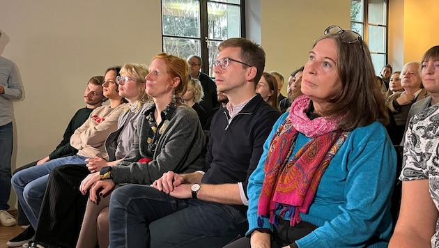 Jubel gab es bei der ersten Hochrechnung im Volkshaus nicht. (Bild: Fanny Gasser)