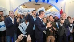 Jubel bei der FPÖ in Graz: Michael Schnedlitz, Hannes Amesbauer, Stefan Hermann, Marco Triller und Gerald Deutschmann (Bild: Pail Sepp)