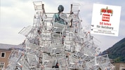 Die Amadeus-Statue wird mit hunderten Einkaufswagerln eingehaust. Die „Krone“ kritisiert dies ...