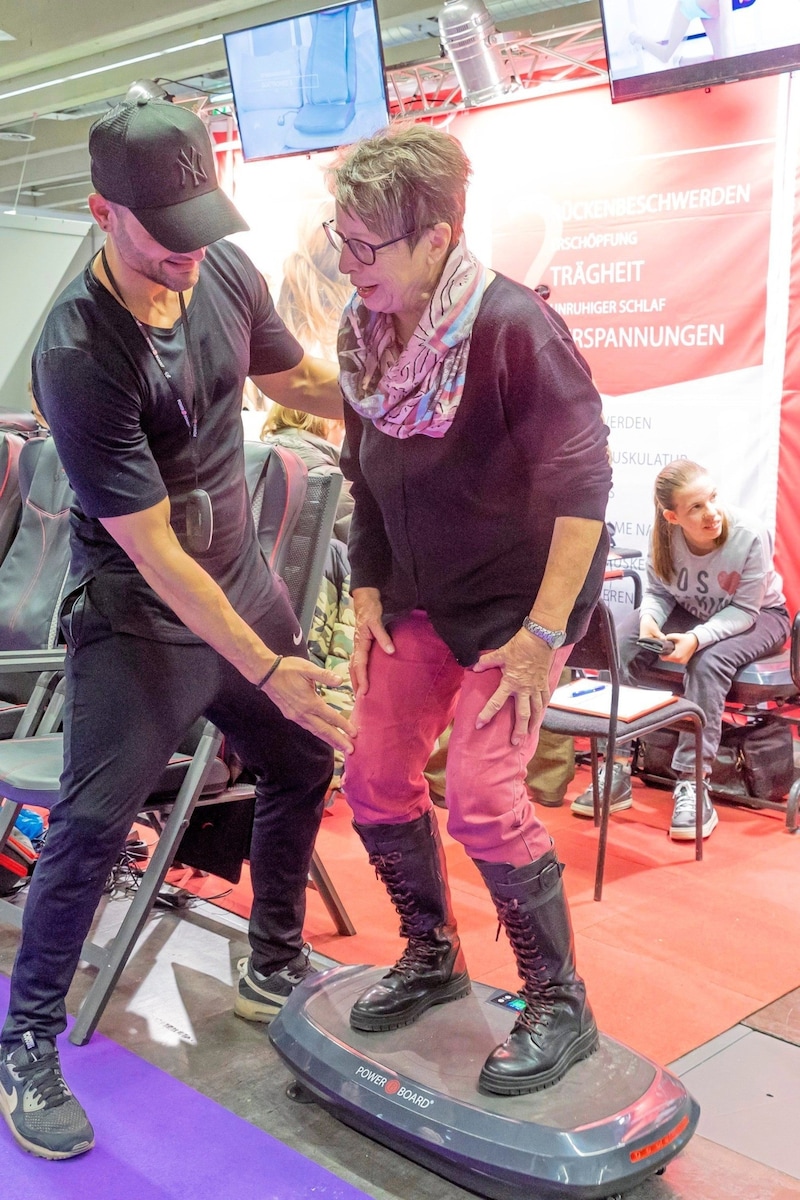 Visitor Linde tried out a vibration plate. (Bild: Christian Forcher/Fotoworxx)