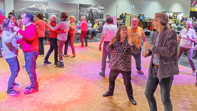 The dance floor in front of the stage was well filled on Sunday. (Bild: Christian Forcher/Fotoworxx)