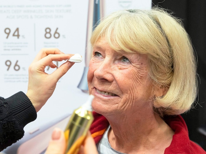 Hannelore ließ sich zur Wirkung von Collagen beraten.