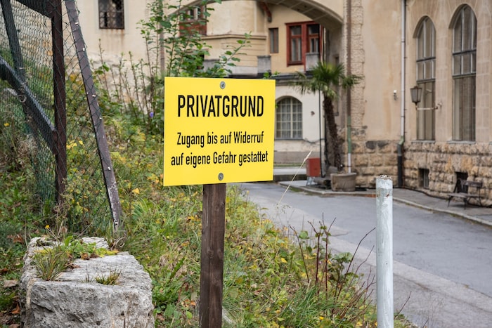 The park is still open to the public. It is privately owned by the Südbahnhotel.