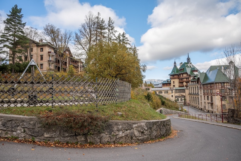 Zwischen den Wohnungen des Waldhofes (li.) und dem Südbahnhotel (re.) sind zwei Villen sowie ein Zubau für Zimmer und Appartements geplant – samt Tiefgarage.  (Bild: Doris_SEEBACHER)