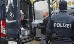 Trauriges Ende: Das getötete Baby Melek wird in einem kleinen Kindersarg von Bestattern im ...