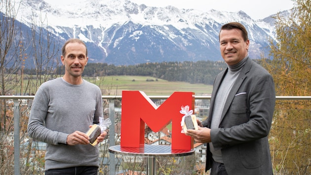 Mathias Mölk (links), Leiter der Lebensmittelherstellung bei MPreis, und Geschäftsführer Ingo Panknin mit ihrer Tiroler Dubai-Schokolade. (Bild: MPREIS/Thomas Pichler)