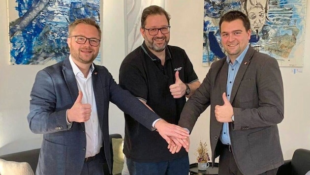 Suddenly talking straight after talks: joy among Mistelbach's mayor Stubenvoll, neo-ÖVP member Holy and parliamentary group leader Michael Schamann (from left). (Bild: ÖVP)