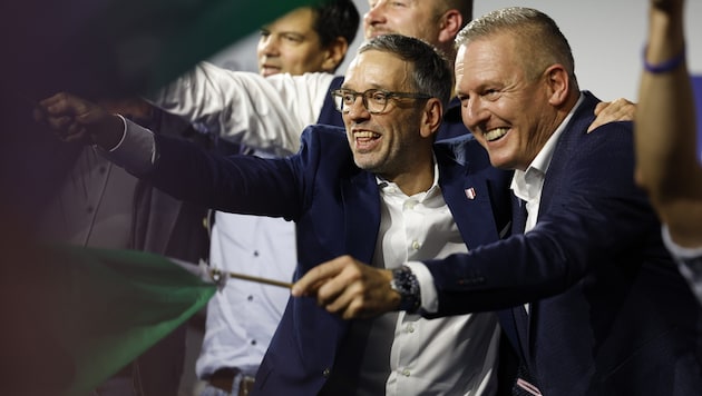 Kickl and Kunasek can celebrate. (Bild: AP ( via APA) Austria Presse Agentur/ERWIN SCHERIAU)