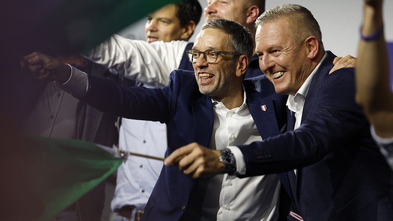 The blue party is in luck: Mario Kunasek and Herbert Kickl were in each other's arms on Sunday evening. (Bild: AP ( via APA) Austria Presse Agentur/ERWIN SCHERIAU)