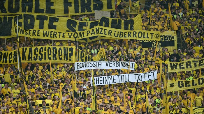 BVB-Anhänger protestieren gegen den Rheinmetall-Deal.