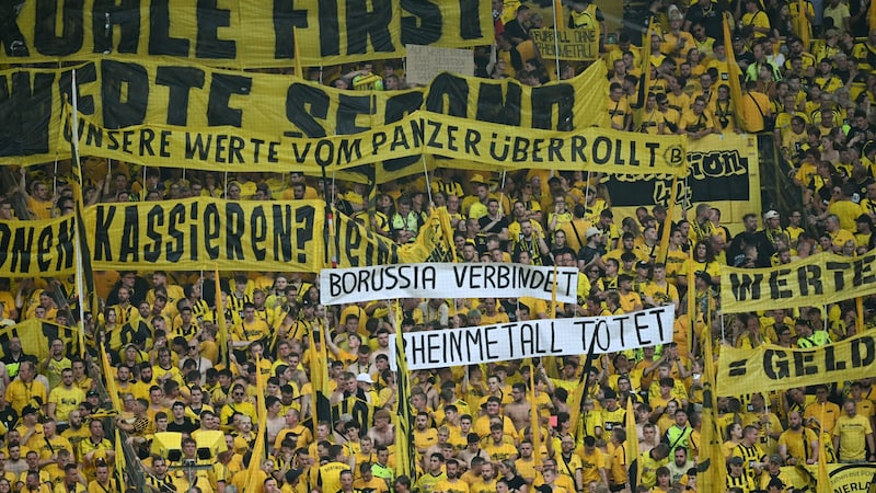 BVB-Anhänger protestieren gegen den Rheinmetall-Deal. (Bild: AFP/APA/INA FASSBENDER)