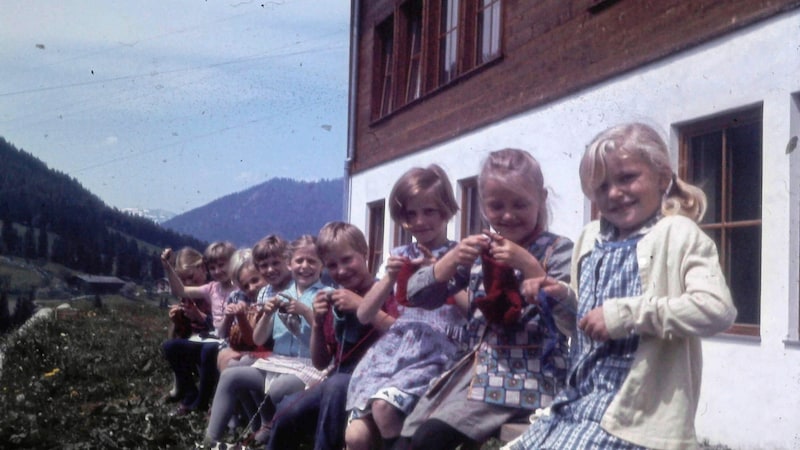 If the weather permitted, lessons were moved outside. (Bild: Archiv Sternat)