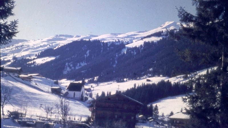 Retired teacher Lisi Sternat has many fond memories of the old schoolhouse in Alpbachtal. (Bild: Archiv Sternat)