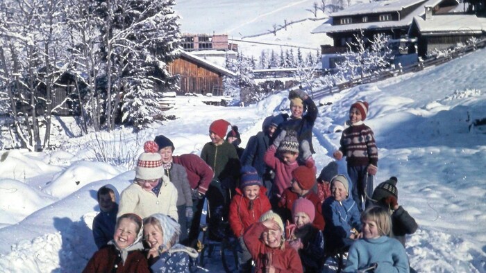 Turnunterricht in der Natur. Das Rodeln machte den Kindern sichtlich Spaß.