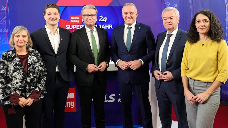 Die Spitzenkandidaten nach der Wahl im Studio von krone.tv und Puls 24: Claudia Klimt-Weithaler (KPÖ), Niko Swatek (NEOS), Christopher Drexler (ÖVP), Mario Kunasek (FPÖ), Anton Lang (SPÖ), Sandra Krautwaschl (Grüne, v.l.) (Bild: Christian Jauschowetz)