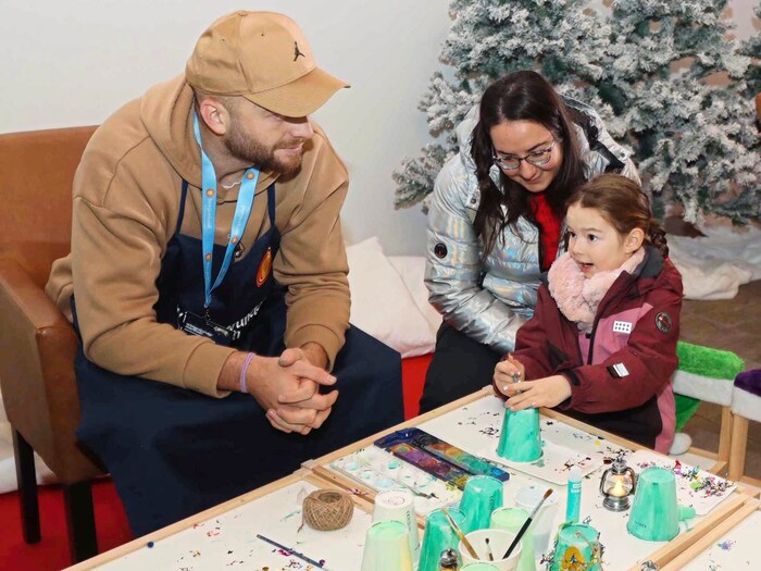 Mila in der Bastelstunde