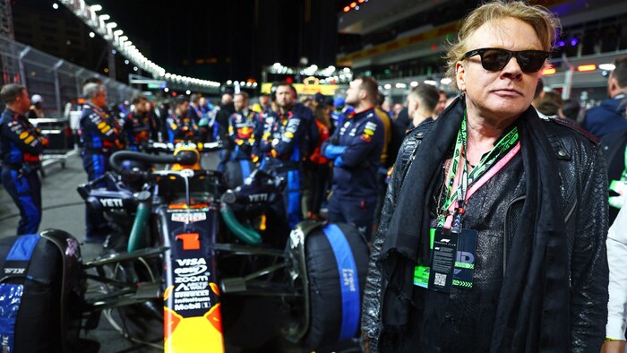 Der Guns N‘ Roses-Frontmann Axl Rose nahm Verstappens Auto ganz genau unter die Lupe.