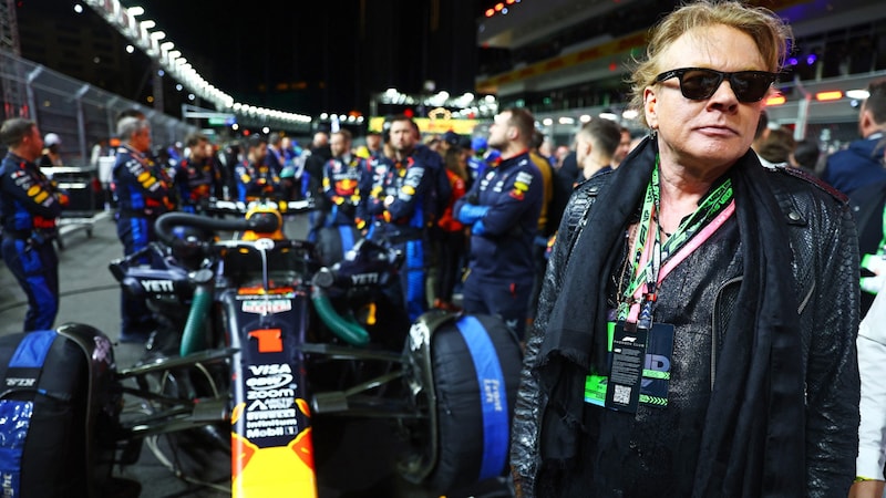 Guns N' Roses frontman Axl Rose took a close look at Verstappen's car. (Bild: APA/Getty Images via AFP/GETTY IMAGES/Mark Thompson)