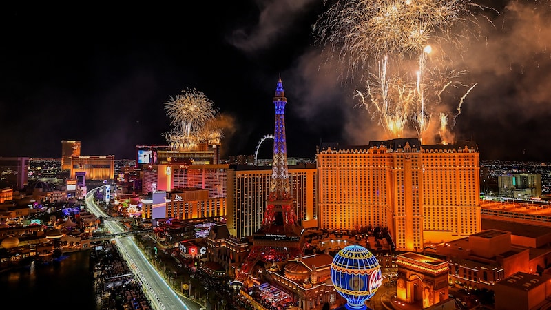 After the race, a huge fireworks display lit up the city. (Bild: APA/Getty Images via AFP/GETTY IMAGES/CLIVE MASON)