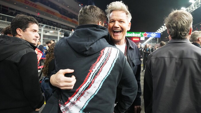 Der britische Koch Gordon Ramsay umarmt den niederländischen DJ und Musikproduzenten Martin ...