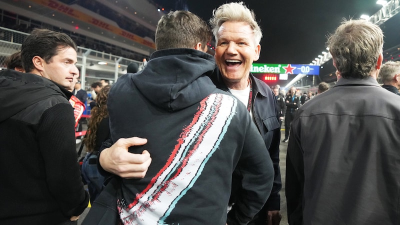 British chef Gordon Ramsay hugs Dutch DJ and music producer Martin Garrix. (Bild: APA/Getty Images via AFP/GETTY IMAGES/Alex)