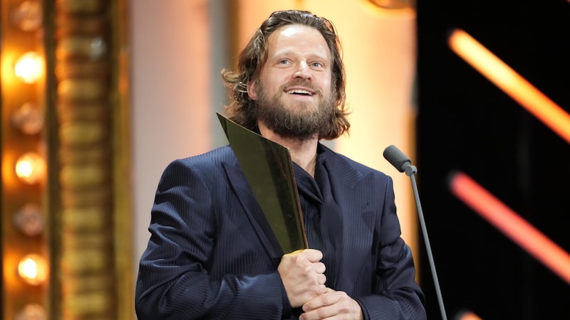 "Best Actor": the German Claudius von Stolzmann was delighted with his Nestroy (Bild: APA/GEORG HOCHMUTH)