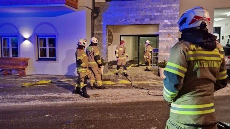 Im Keller des Hotels war es zu einer Dampfexplosion gekommen.  (Bild: FF Altenmarkt)