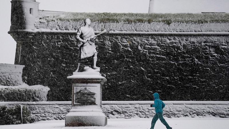 This athlete is not letting the snow stop him from running at Sirling Casle in Scotland. (Bild: APA/PA)