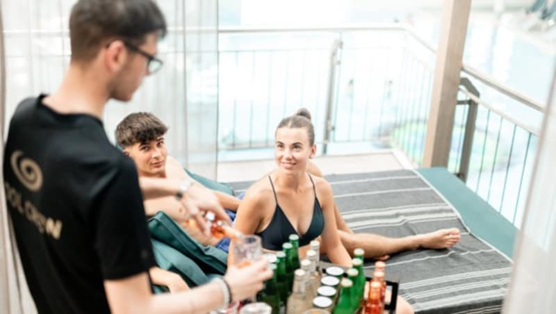 Pool-Crew Service in der Deluxe Lounge (Bild: AVITA Resort)