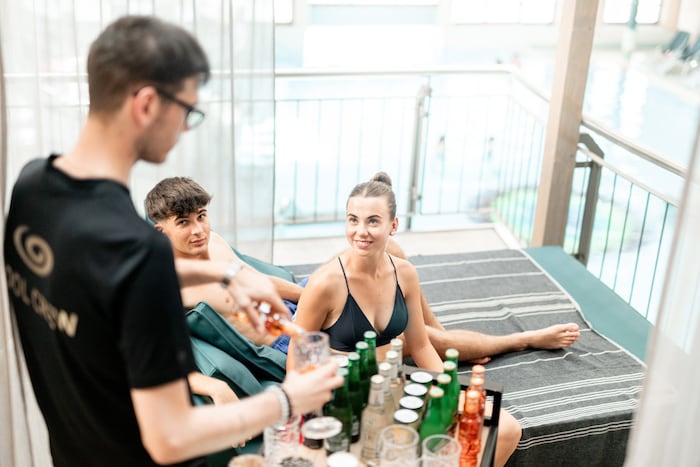 Pool-Crew Service in der Deluxe Lounge