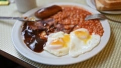 Ein typisches English Breakfast fällt deftig aus – und mit etwa 650 Kalorien, je nach Portionsgröße. (Bild: AFP)