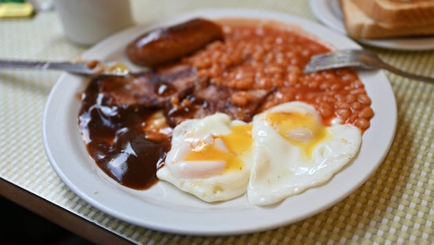 Ein typisches English Breakfast fällt deftig aus – und mit etwa 650 Kalorien, je nach Portionsgröße. (Bild: AFP)