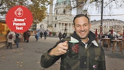 „Krone“-Redakteur Christoph Engelmaier durfte Punsch am Bio-Adventmarkt Karlsplatz testen. (Bild: Krone KREATIV/Martin Jöchl)