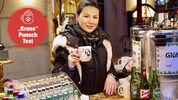 Amarilda verkauft ausgefallenen Hanfpunsch am Weihnachtsmarkt Spittelberg.