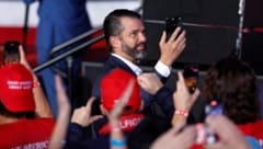 Don Trump Jr. macht Handyaufnahmen während des Wahlkampfes seines Vaters. (Bild: APA/AFP)