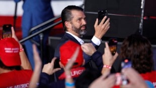 Don Trump Jr. macht Handyaufnahmen während des Wahlkampfes seines Vaters. (Bild: APA/AFP)