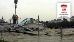 Das Jahrhundert-Hochwasser erfasst 2002 Salzburg. Hans Peter Hasenöhrl erinnert an diese und weitere Ereignisse in seiner Serie „50 Jahre für Salzburg“. (Bild: Krone KREATIV/Markus Tschepp)