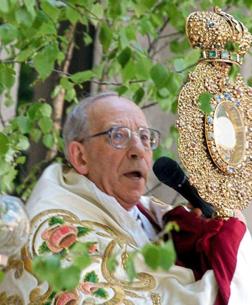 Archbishop Georg Eder with a monstrance: his blessing miraculously stopped the Salzach from ...
