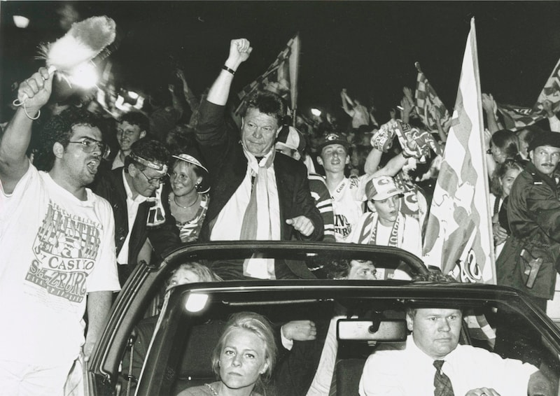 Rudi Quehenberger, erfolgreicher Speditionsunternehmer und Präsident der Austria Salzburg bei seinem Triumphzug 1994 – erster Meistertitel und Finale-Einzug im UEFA-Cup – durch die Stadt. Er erreichte den Bau eines neuen Stadions in Wals-Siezenheim. (Bild: Weber Wolfgang)