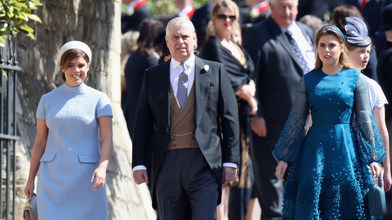 Prinz Andrew mit seinen Töchtern Prinzessin Eugenie und Prinzessin Beatrice (Bild: Chris Jackson / PA)