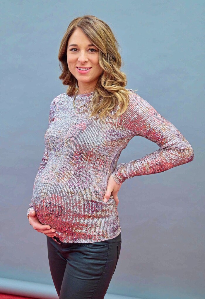 A top in glittering rose sequins: a clue to the sex of the offspring? The parents-to-be are ...