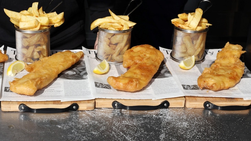 Fish and Chips stehen bei den Briten hoch im Kurs. Kalorienarm ist die Speise nicht. (Bild: AFP)